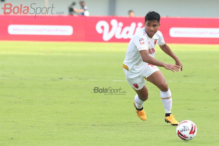 Bek PSM Makassar, Asnawi Mangkualam, sedang menguasai bola saat menghadapi Persita Tanggerang di Stadion Sport Centre, Tangerang (6/3/2020)