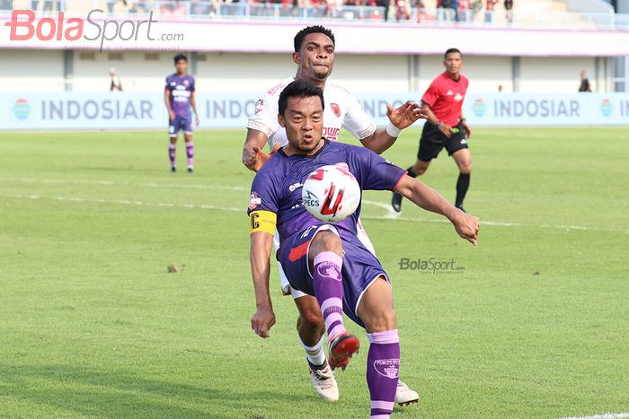 Hamka Hamzah saat berduel dengan Osas Saha saat PSM Makassar menghadapi Persita Tanggerang di Stadion Sport Centre, Tangerang (6/3/2020)