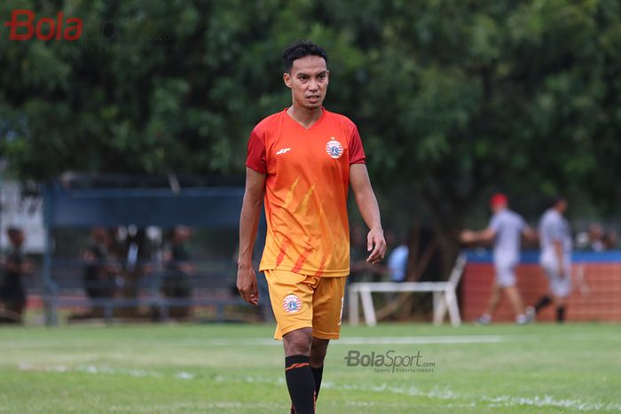 Pemain sayap Persija Jakarta, Novri Setiawan, ketika menjalani latihan di Lapangan Sutasoma Halim, Jakarta Timur (9/3/2020)