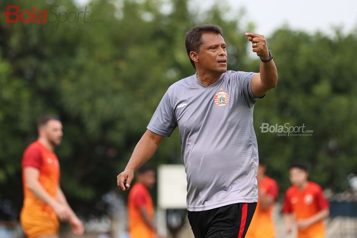 Pelatih Persija Jakarta, Sergio Farias, ketika memberikan arahan kepada timnya di Lapangan Sutasoma Halim, Jakarta Timur (9/3/2020)