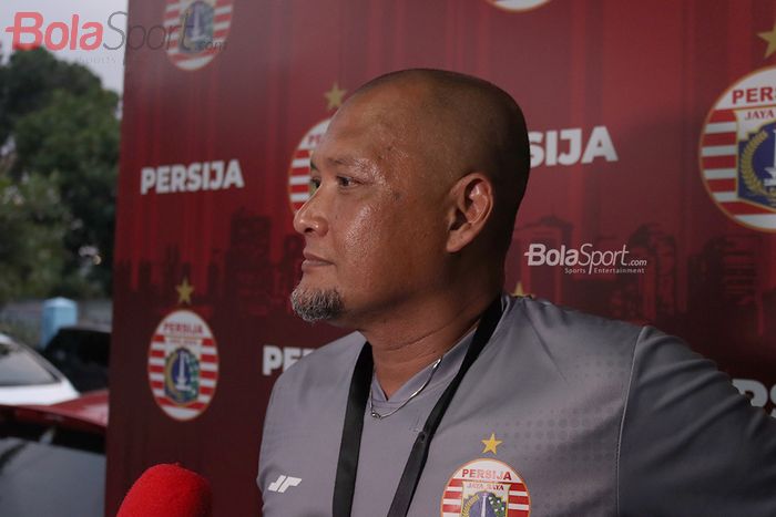 Asisten Pelatih Persija Jakarta, Sudirman, ketika diwawancarai oleh wartawan pasca latihan di Lapangan Sutasoma, Halim, Jakarta Timur (11/3/2020)