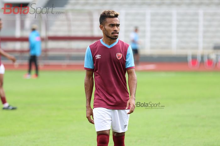 Pemain sayap PSM Makasssar, Yakob Sayuri, sedang latihan jelang  laga AFC yang mempertemukan timnya dengan Kaya Futbol Club–Iloilo di Stadion Madya, Senayan, Jakarta Selatan (10/3/2020)