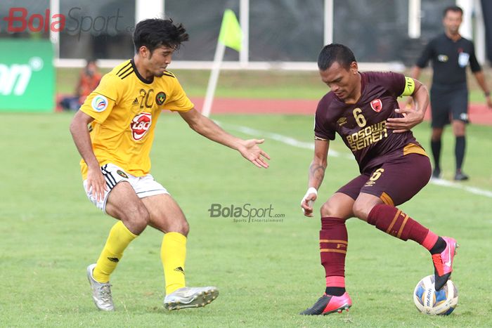 Penyerang PSM Makassar, Ferdinand Sinaga, sedang berusaha melewati lawan ketika laga AFC yang mempertemukan timnya dengan Kaya Futbol Club&ndash;Iloilo di Stadion Madya, Senayan, Jakarta Selatan (10/3/2020)