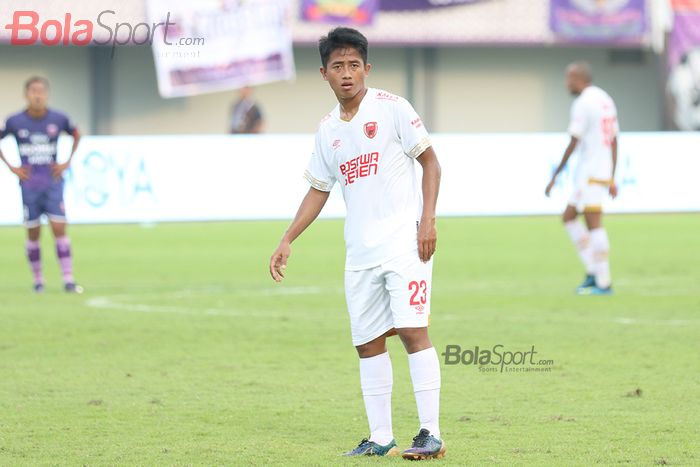 Gelandang PSM Makassar, Bayu Gatra, ketika laga Persita Tanggerang melawan PSM Makassar di Stadion Sport Center, Kelapa Dua, Tanggerang (6/3/2020)