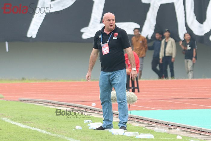 Pelatih PSM Makassar, Bojan Hodak, ketika laga Persita Tangerang melawan PSM Makassar di Stadion Sport Center, Kelapa Dua, Tangerang (6/3/2020)