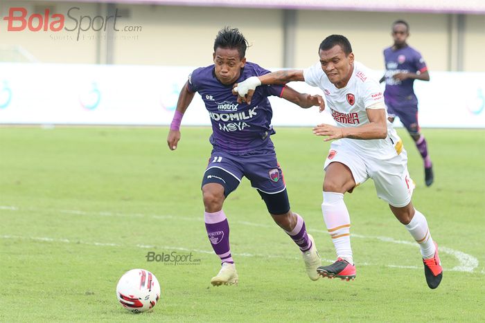 Ferdinand Sinaga sedang berduel dengan Muhammad Toha, ketika laga Persita Tanggerang melawan PSM Makassar di Stadion Sport Center, Kelapa Dua, Tanggerang (6/3/2020)