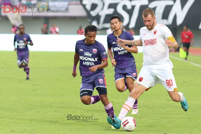 Wiljan Pluim berusaha melewati Muhammad Toha ketika laga Persita Tanggerang melawan PSM Makassar di Stadion Sport Center, Kelapa Dua, Tanggerang (6/3/2020)