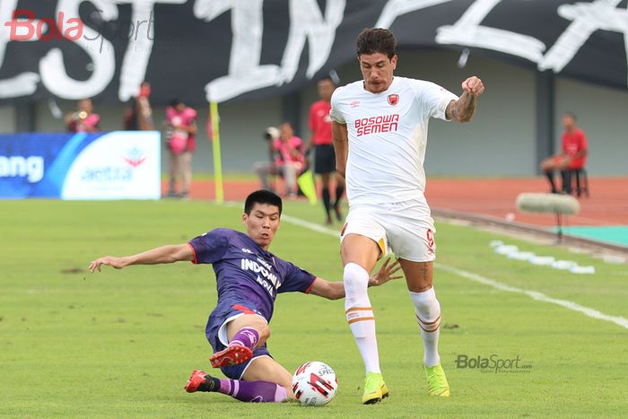 Penyerang asing PSM Makassar, Giancarlo Lopes Rodrigues, sedang berduel dengan Tamirlan Kozubaev, ketika laga Persita Tanggerang melawan PSM Makassar di Stadion Sport Center, Kelapa Dua, Tanggerang (6/3/2020)