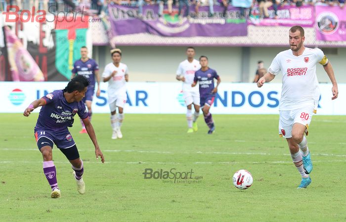 Gelandang asing PSM Makassar, Wiljan Pluim berusaha melewati Muhammad Toha,  ketika laga Persita Tanggerang melawan PSM Makassar di Stadion Sport Center, Kelapa Dua, Tanggerang (6/3/2020)
