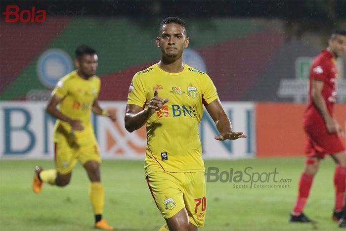 Gelandang serang Bhayangkara FC, Renan Silva melakukan selebrasi ketika berhasil menjebol gawang Persija Jakarta  di Stadion PTIK, Melawai, Jakarta Selatan (14/3/2020)