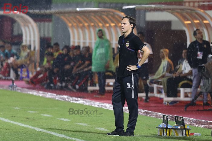 Pelatih Bhayangkara FC, Paul Munster, sedang memikirkan strategi ketika menghadapi Persija Jakarta di Stadion PTIK, Melawai, Jakarta Selatan (14/3/2020)