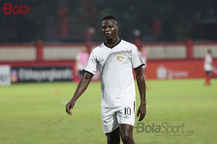 Striker asing Bhayangkara FC, Ezechiel N'Douassel, sedang latihan jelang laga menghadapi Persija Jakarta di Stadion PTIK, Melawai, Jakarta Selatan (14/3/2020)