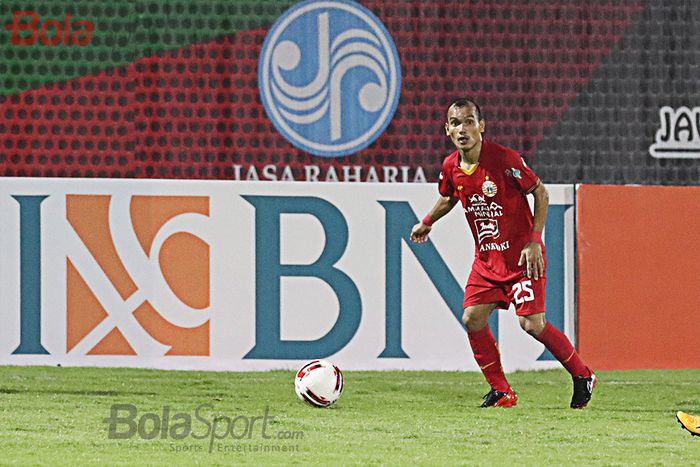 Pemain sayap Persija Jakarta, Riko Simanjuntak, sedang menguasai bola, ketika laga Bhayangkara FC malawan Persija Jakarta di Stadion PTIK, Melawai, Jakarta Selatan (14/3/2020)