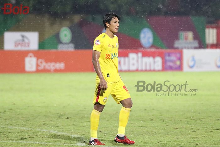 Bek Bhayangkara FC, Achmad Jufriyanto, ketika laga Bhayangkara FC malawan Persija Jakarta di Stadion PTIK, Melawai, Jakarta Selatan (14/3/2020)