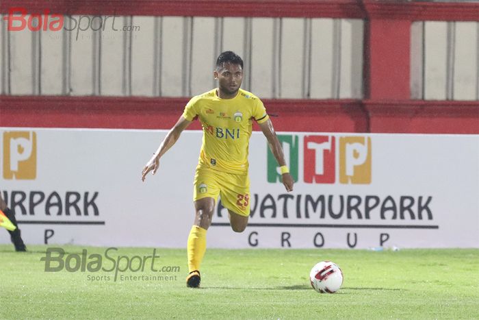 Pemain sayap Bhayangkara FC, Saddil Ramdani, sedang menggiring bola  ketika laga Bhayangkara FC malawan Persija Jakarta di Stadion PTIK, Melawai, Jakarta Selatan (14/3/2020)