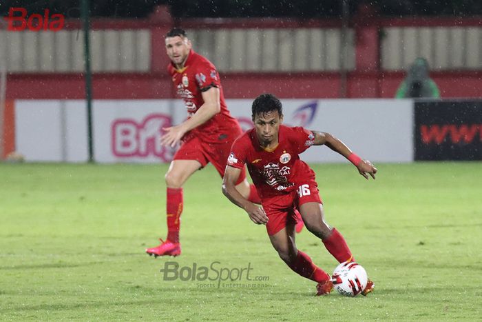 Pemain sayap Persija Jakarta, Osvaldo Haay, sedang menggiring bola ketika laga Bhayangkara FC malawan Persija Jakarta di Stadion PTIK, Melawai, Jakarta Selatan (14/3/2020)