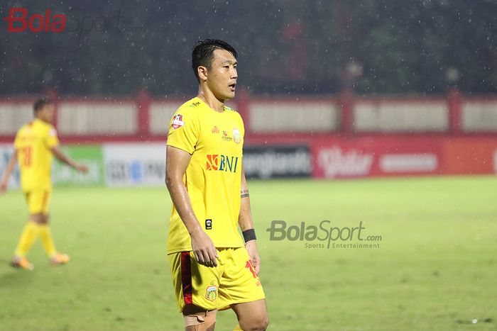 Bek Bhayangkara FC, Lee Won-jae, ketika laga Bhayangkara FC malawan Persija Jakarta di Stadion PTIK, Melawai, Jakarta Selatan (14/3/2020)