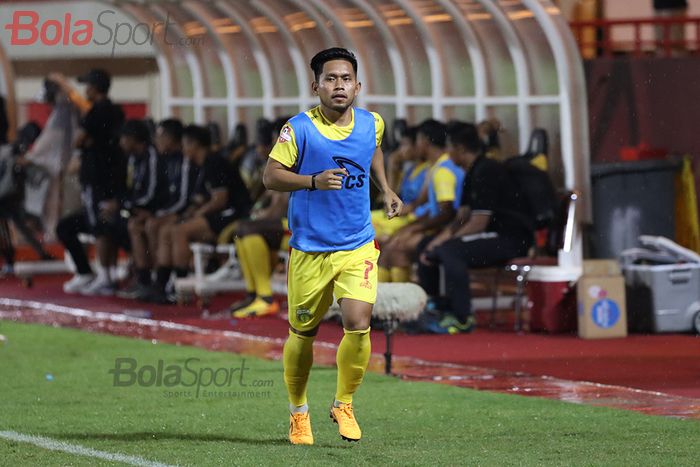 Pemain sayap Bhayangkara FC, Andik Vermansah, sedang melakukan pemanasan ketika laga Bhayangkara FC malawan Persija Jakarta di Stadion PTIK, Melawai, Jakarta Selatan (14/3/2020)