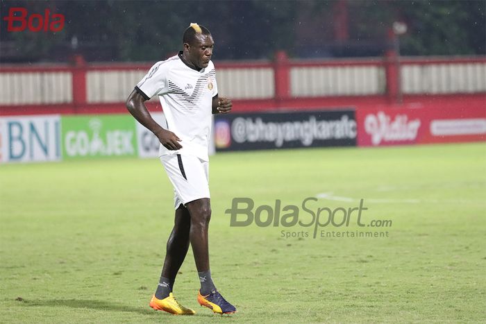 Striker Bhayangkara FC, Herman Dzumafo Epandi, sedang jogging jelang laga menghadapi Persija Jakarta di Stadion PTIK, Melawai, Jakarta Selatan (14/3/2020)