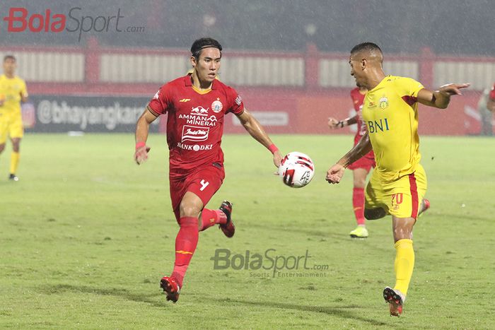 Ryuji Utomo sedang berebut bola dengan Renan Silva ketika Persija Jakarta melawan Bhayangkara FC  di Stadion PTIK, Melawai, Jakarta Selatan (14/3/2020)
