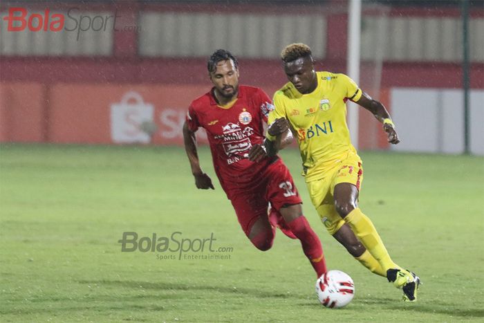 Guy Herve ketika dibayang-bayangi oleh Rohit Chand ketika laga Bhayangkara FC malawan Persija Jakarta di Stadion PTIK, Melawai, Jakarta Selatan (14/3/2020)