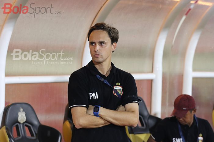 Pelatih Bhayangkara FC, Paul Munster,  sedang memikirkan strategi timnya ketika menghadapi Persija Jakarta  di Stadion PTIK, Melawai, Jakarta Selatan (14/3/2020)