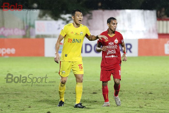 Lee Won Jae sedang menjaga pergerakan Novri Setiawan, ketika laga Bhayangkara FC malawan Persija Jakarta di Stadion PTIK, Melawai, Jakarta Selatan (14/3/2020)