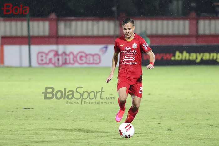 Bek Persija Jakarta, Rezaldi Hehanusa, sedang menggiring bola ketika laga Bhayangkara FC malawan Persija Jakarta di Stadion PTIK, Melawai, Jakarta Selatan (14/3/2020)