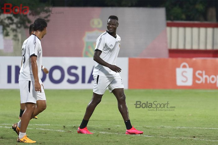 Striker asing Bhayangkara FC, Ezechiel N'Douassel, sedang latihan jelang laga menghadapi Persija Jakarta di Stadion PTIK, Melawai, Jakarta Selatan (14/3/2020)