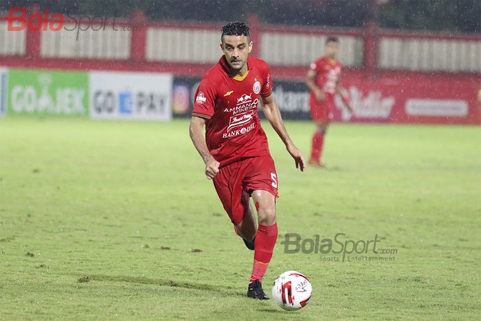 Bek Persija Jakarta, Otavio Dutra,  ketika laga Bhayangkara FC malawan Persija Jakarta di Stadion PTIK, Melawai, Jakarta Selatan (14/3/2020)