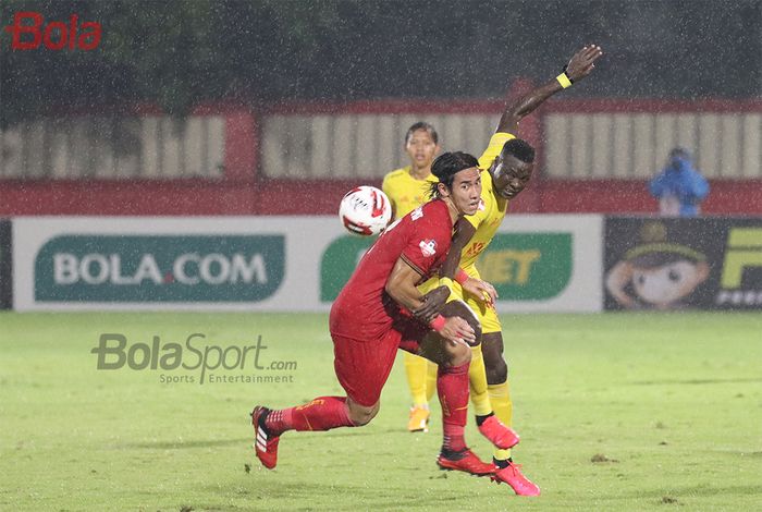Ryuji Utomo sedang berduel dengan Ezechiel N'Douassel  ketika laga Bhayangkara FC malawan Persija Jakarta di Stadion PTIK, Melawai, Jakarta Selatan (14/3/2020)