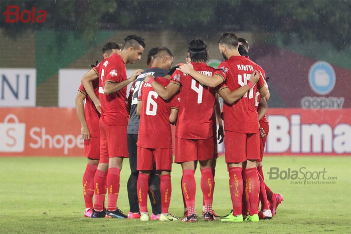 Skuad Persija Jakarta sedang melakukan persiapan saat melawan Bhayangkara FC di Stadion PTIK, Melawai, Jakarta Selatan (14/3/2020)