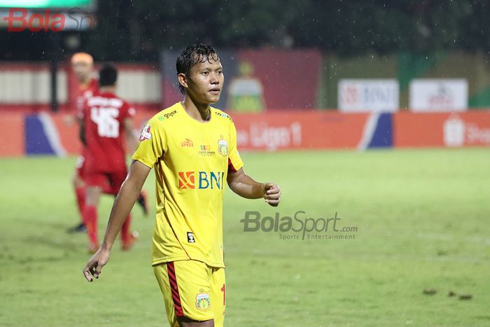 Gelandang Bhayangkara FC, Adam Alis, ketika laga Bhayangkara FC malawan Persija Jakarta di Stadion PTIK, Melawai, Jakarta Selatan (14/3/2020)