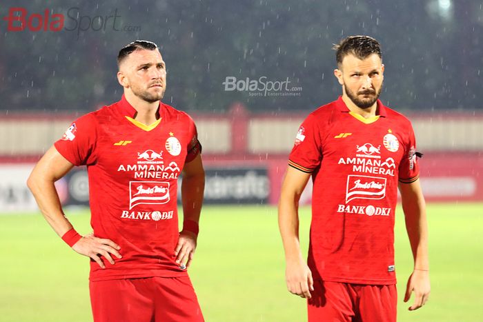 Marko Simic (kiri) dan Marco Motta,  ketika Persija Jakarta menghadapi Bhayangkara FC   di Stadion PTIK, Melawai, Jakarta Selatan (14/3/2020)