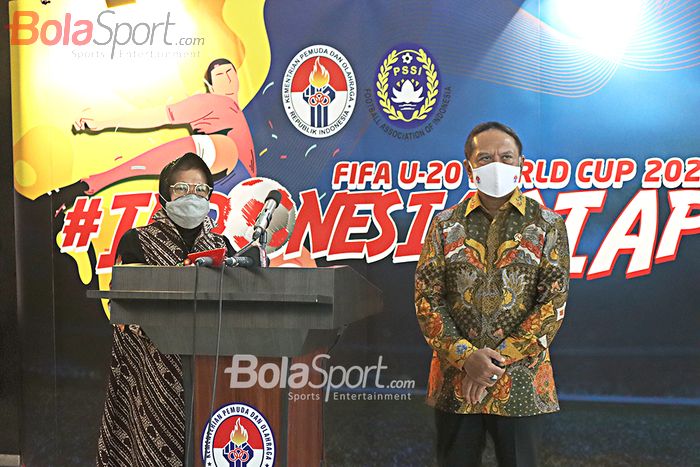 Menteri Pemuda dan Olahraga Republik Indonesia, Zainudin Amali, menerima audiensi Walikota Surabaya, Tri Rismaharani di Lobby Belakang Kemenpora, Senayan, Jakarta, 6 Agustus 2020