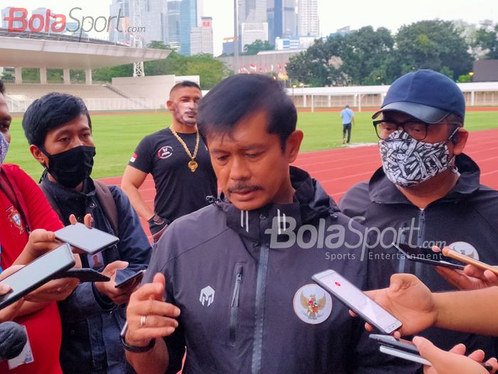 Direktur Teknik PSSI, Indra Sjafri, sedang memberikan keterangan kepada awak media.