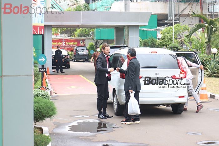 Pemain Persija Jakarta, Marc Klok, baru tiba di Kanwil Kemenkumham DKI Jakarta, Cawang, Jakarta Timur untuk menjalani proses sumpah atau janji setia kepada NKRI, 12 November 2020