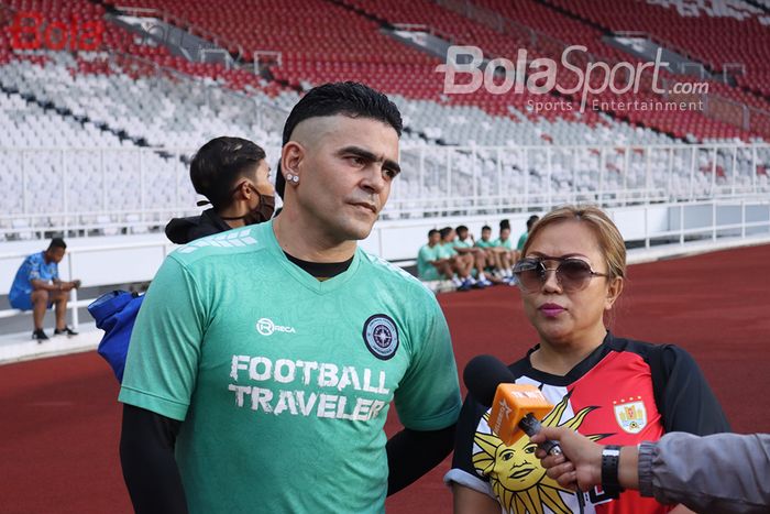 Cristian Gonzales beserta istrinya, Eva Nurida Siregar, sedang memberikan keterangan kepada awak media selepas acara fun game football di Stadion Utama Gelora Bung Karno, 22 November 2020.