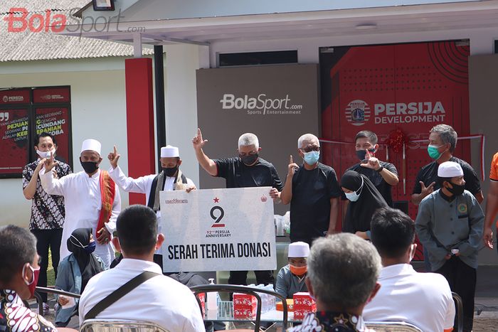 Persija Jakarta memberikan donasi dalam acara HUT Persija yang ke-92 tahun di Lapangan NYTC, Sawangan, Depok, Jawa Barat, 28 November 2020.
