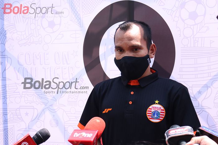 Pemain Persija Jakarta, Riko Simanjuntak, memberikan keterangan kepada awak media seusai acara HUT Persija yang ke-92 tahun di Lapangan NYTC, Sawangan, Depok, Jawa Barat.