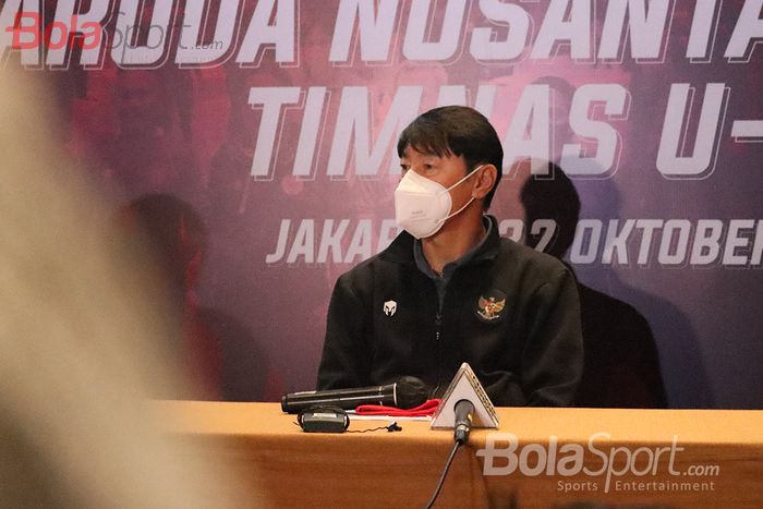 Pelatih timnas U-19 Indonesia, Shin Tae-yong,  memberikan keterangan kepada awak media dalam setelah tiba di Tanah Air, 27 Oktober 2020.