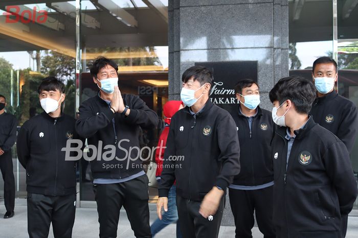 Shin Tae-yong dan beberapa jajaran tim pelatih timnas U-19 Indonesia melepas Garuda muda ke Spanyol di Hotel Fairmont, Senayan, Jakarta, 26 Desember 2020