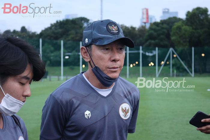 Pelatih timnas U-22 Indonesia, Shin Tae-yong, sedang memberikan keterangan kepada awak media seusai pemusatan latihan skuat Garuda  jelang SEA Games 2021, 10 Februari 2021