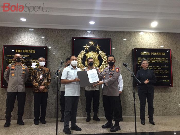 Menpora Zainudin Amali menerima surat izin keramian untuk kegiatan pra kompetisi dari Kapolri  Listyo Sigit Prabowo, di Mabes Polri, Jakarta, Kamis (18/2/2021).