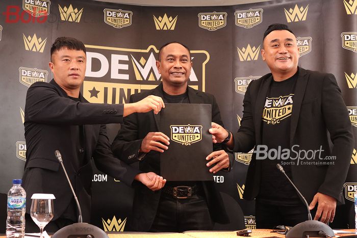 CEO Dewa United, Kevin Hardiman, dan COO Dewa United, Rendra Soedjono, sedang memperkenalkan pelatih barunya, Kas Hartadi, di Hotel JHL Solitaire, Tangerang, Banten, 22 Februari 2021.