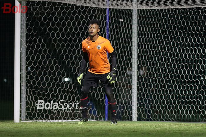 Aqil Savik tengah berlatih dalam pemusatan latihan timnas U-22 Indonesia di Lapangan D, Senayan, Jakarta, 2 Maret 2021.