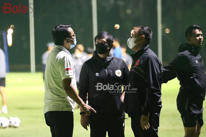 Ketua Umum PSSI, Mochamad Iriawan, dan Direktur Teknik PSSI, Indra Sjafri, beserta jajarannya sedang berkomunikasi di tengah latihan timnas U-22 Indonesia di Lapangan D, Senayan, Jakarta, 2 Maret 2021.