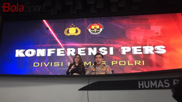 Kabagpenum Polri Kombes Pol Ahmad Ramadhan saat memberi keterangan soal uji coba timnas U-22 Indonesia, di Kantor Divisi Humas, Jakarta