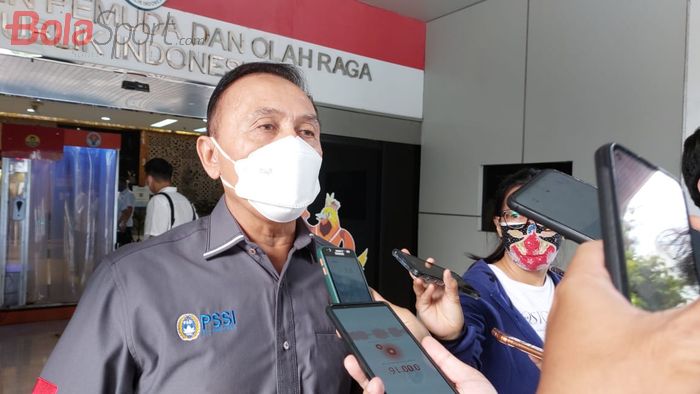 Ketua Umum PSSI, Mochamad Iriawa dalam jumpa pers pembahasan naturalisasi, di Kantor Kemenpora, Jakarta, Kamis (10/2/2022).