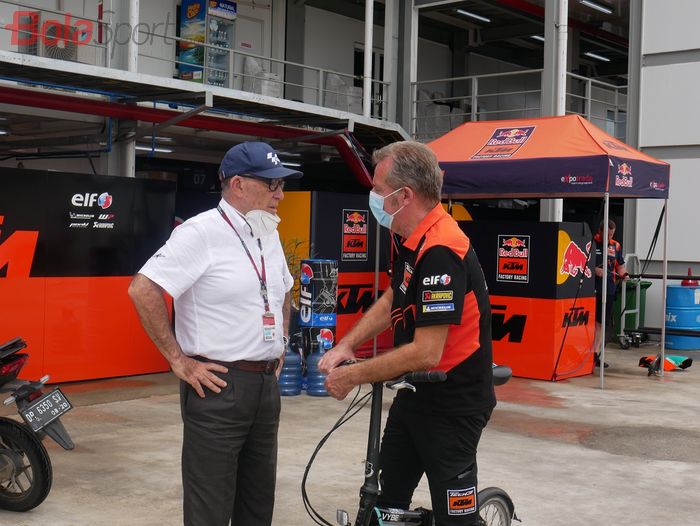 CEO Dorna Sports yang menjadi pemegang hak komersial MotoGP, Carmelo Ezpeleta (kiri), sedang berdiskusi dengan Kepala Tim Tech3, Herve Poncharal. Poncharal juga menjabat sebagai Presiden IRTA (Asosiasi Tim Balap Internasional).